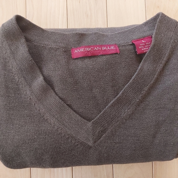 American Blue muted olive v neck - Picture 8 of 8